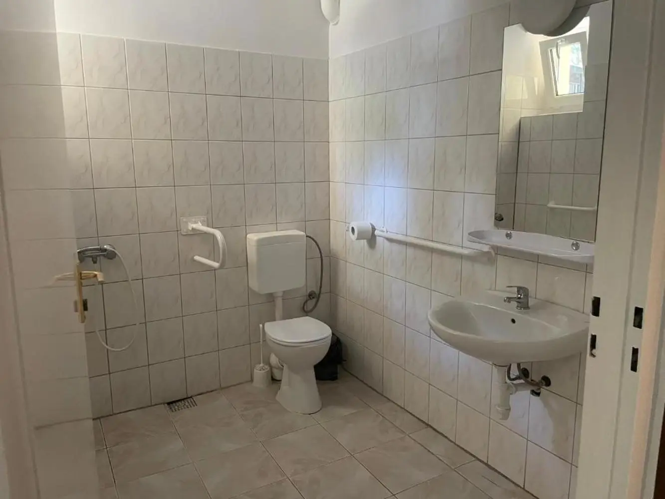 Spacious Premium Family Cottage with Lounge and Kitchenette